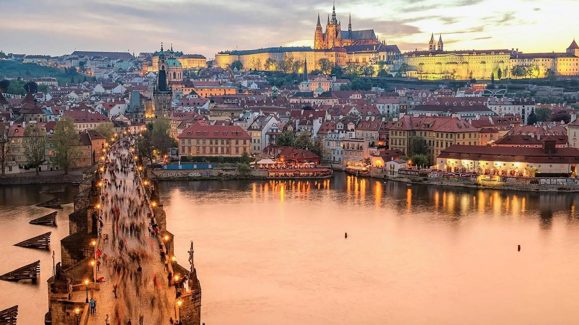 Visit Oomph Apartments Prag
