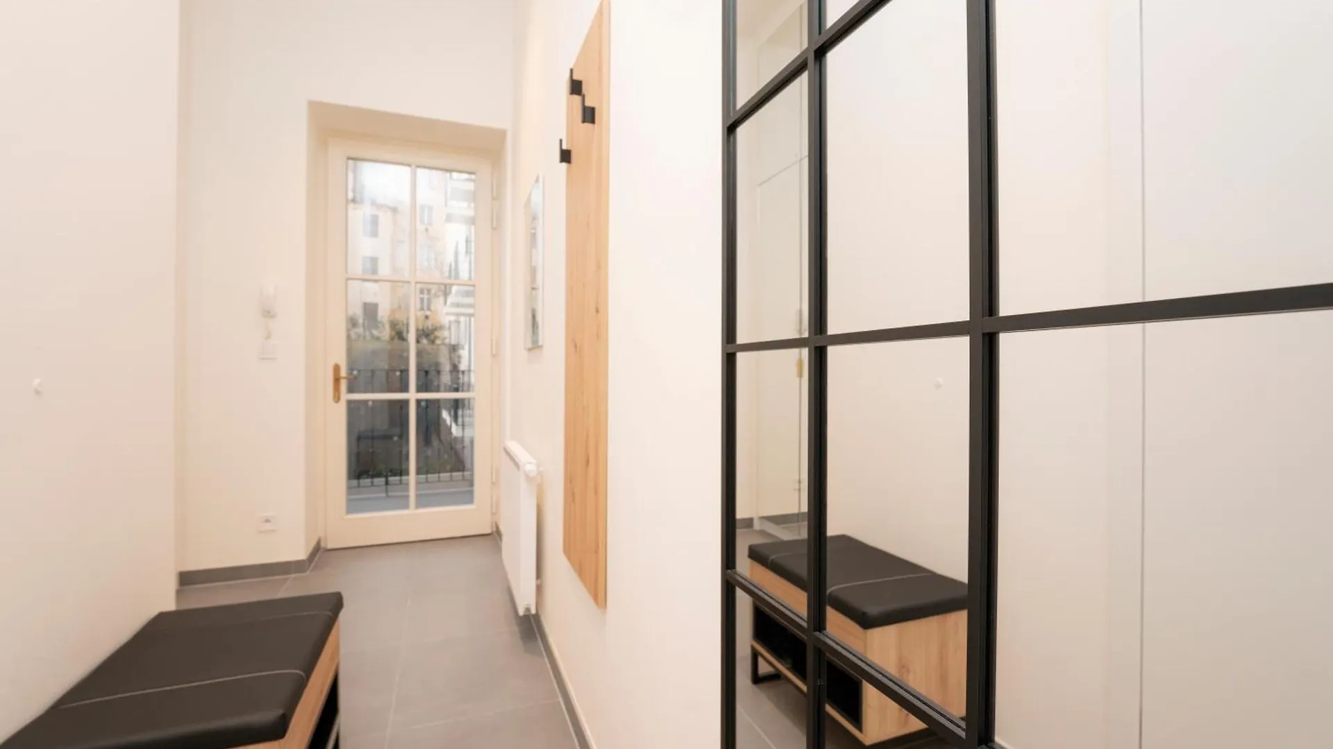 Visit Oomph Apartments Praha 0*,