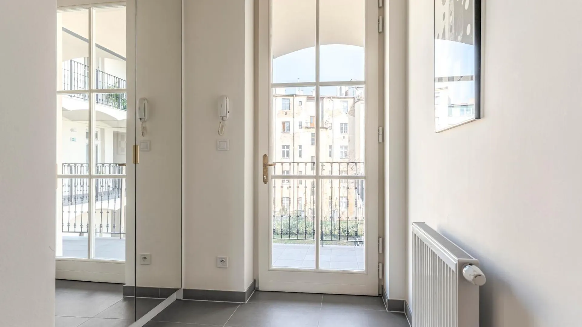 Visit Oomph Apartments Prag 0*,