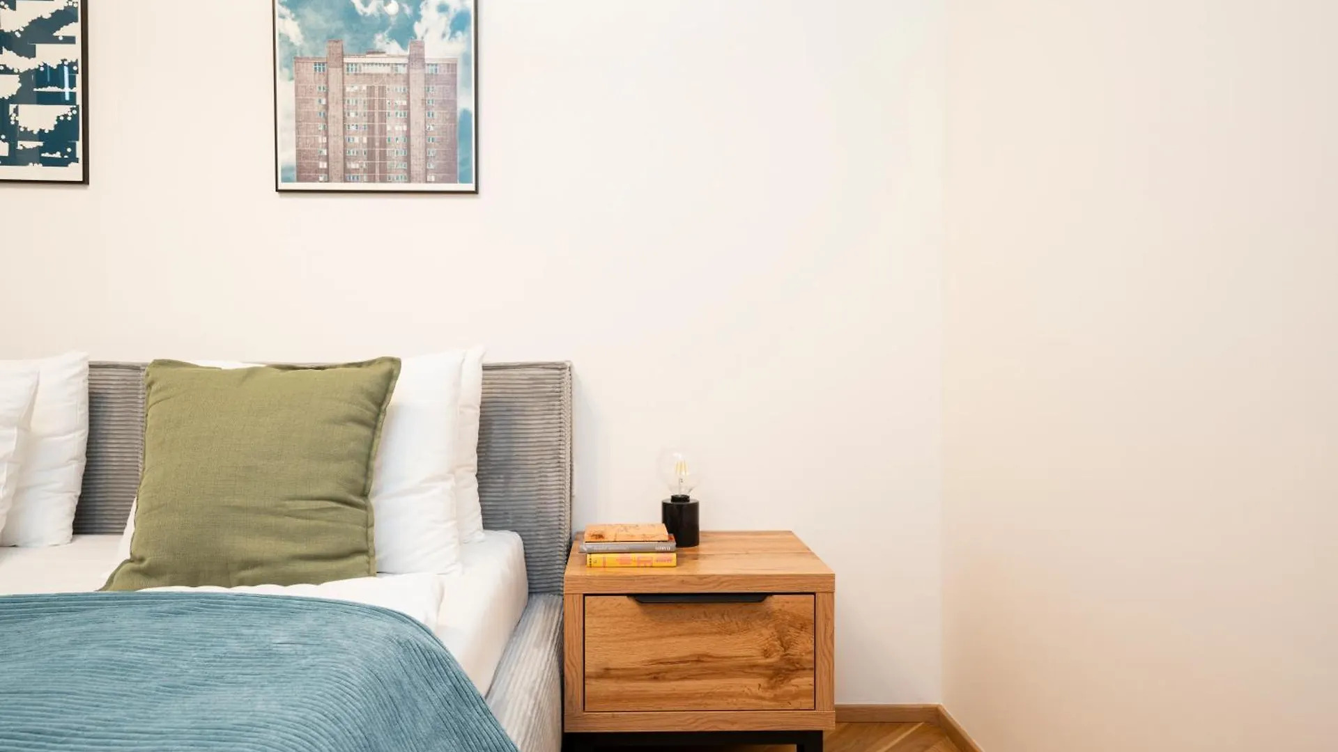 Visit Oomph Apartments Prag