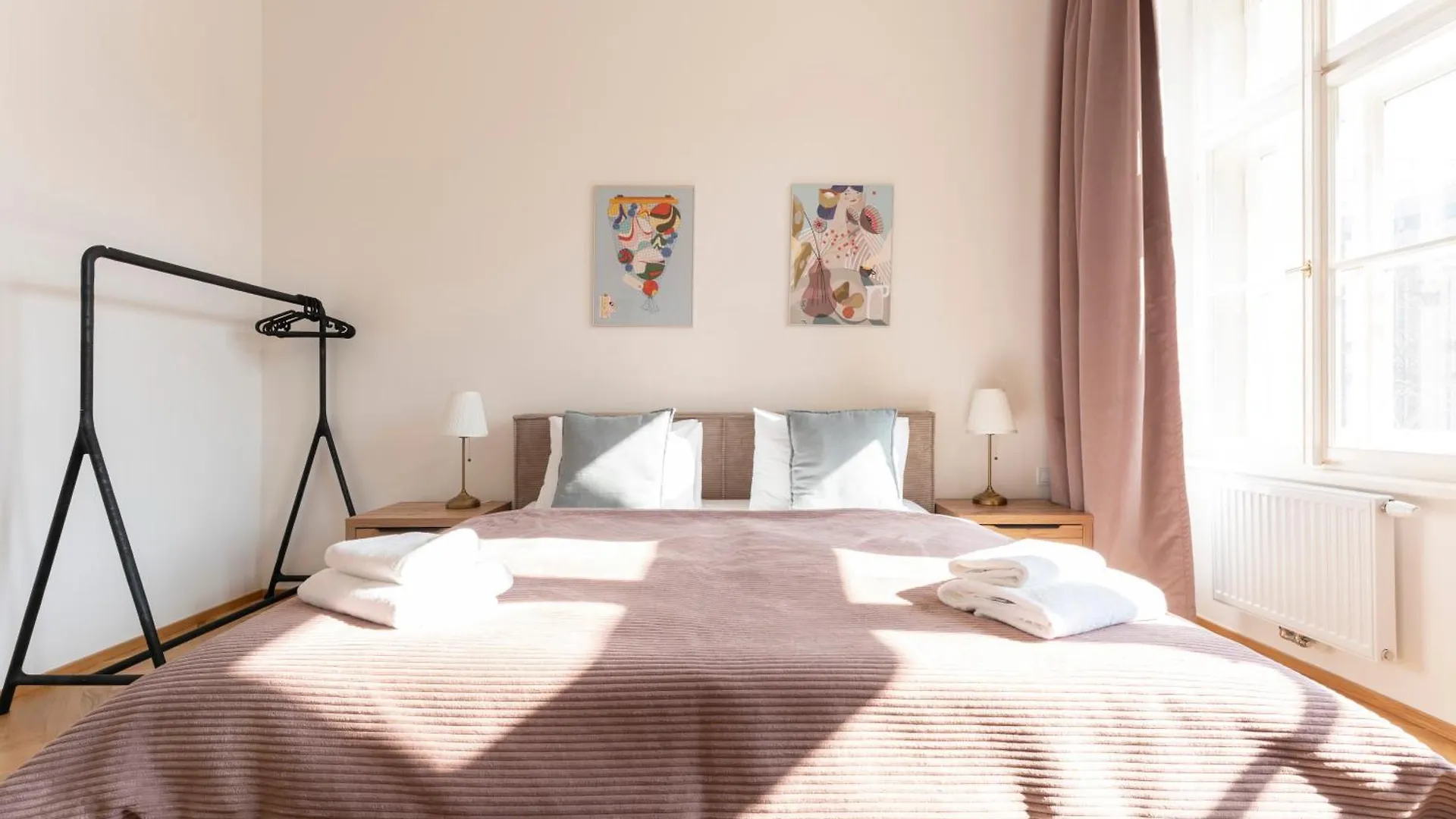 Visit Oomph Apartments Prag