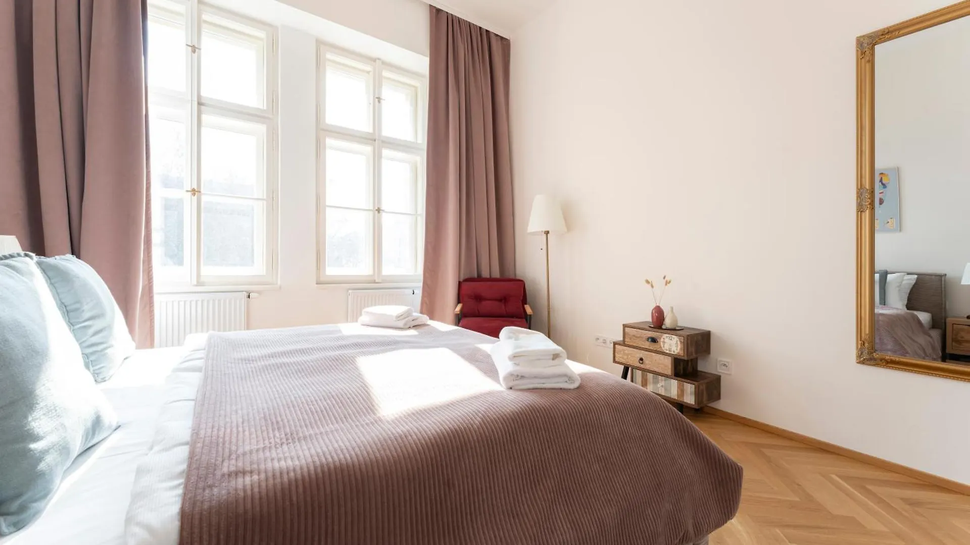 Visit Oomph Apartments Prag