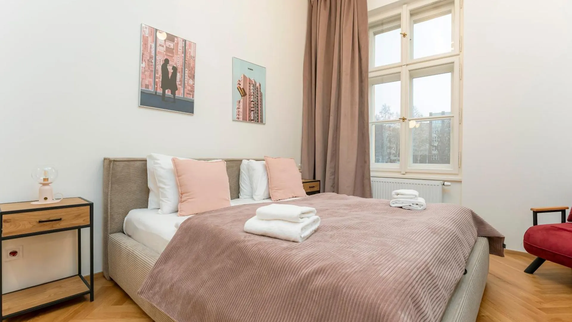 Visit Oomph Apartments Prag