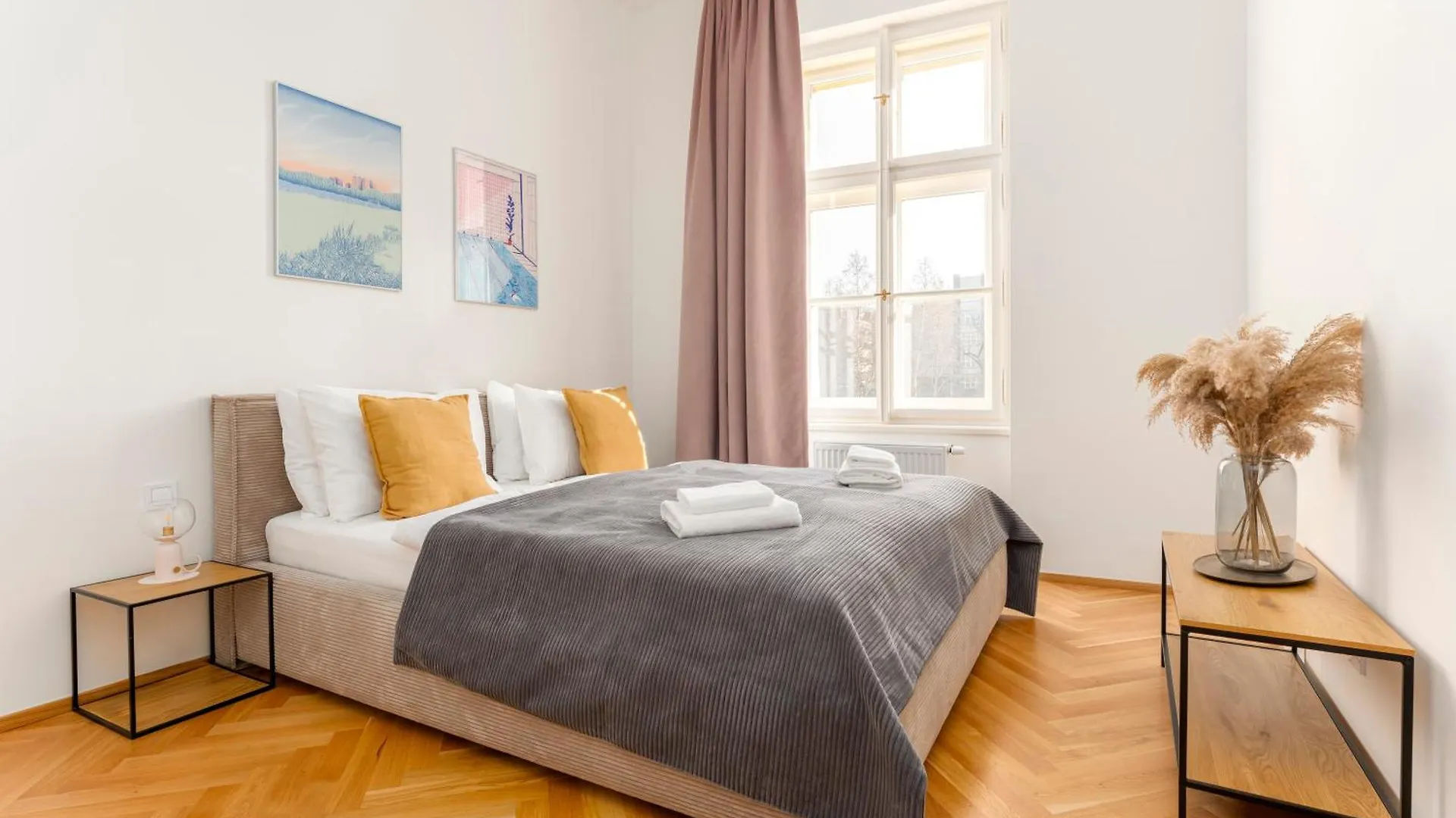Visit Oomph Apartments Prag