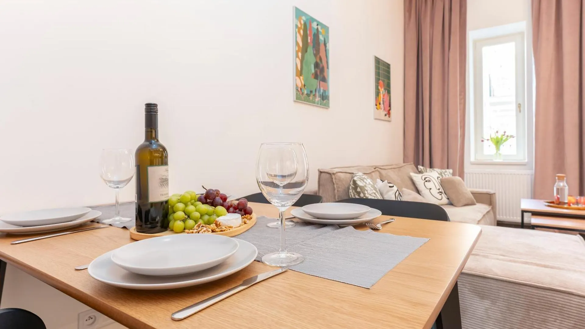 Visit Oomph Apartments Prag Çek Cumhuriyeti