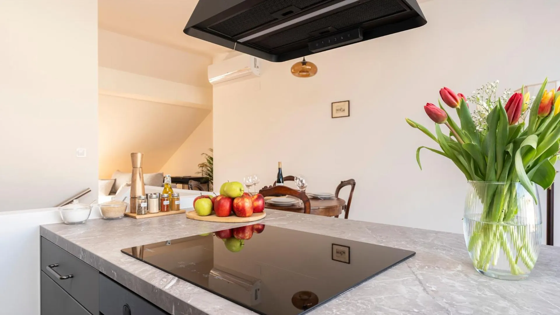 Visit Oomph Apartments Prag