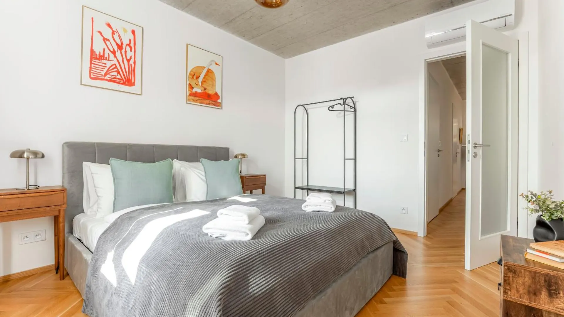 Visit Oomph Apartments Prag 0*,