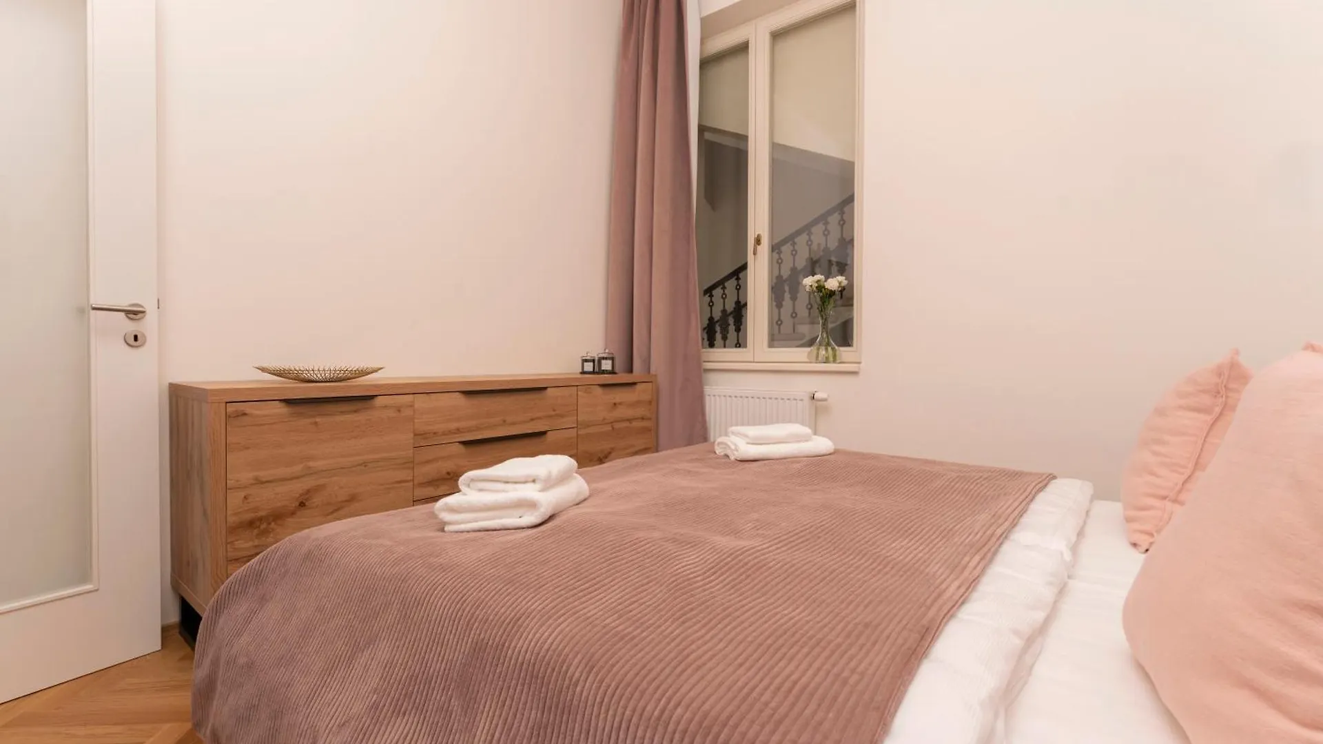Visit Oomph Apartments Prag Çek Cumhuriyeti