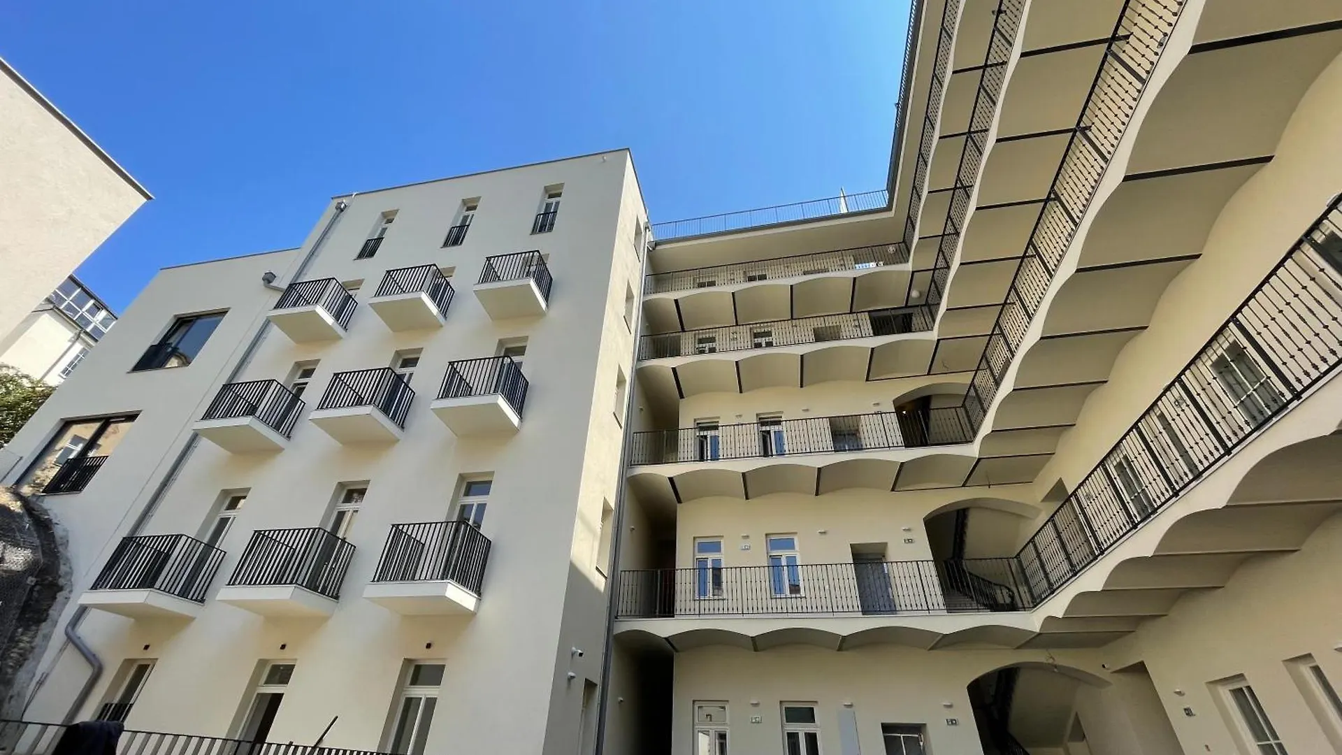 Visit Oomph Apartments Prag
