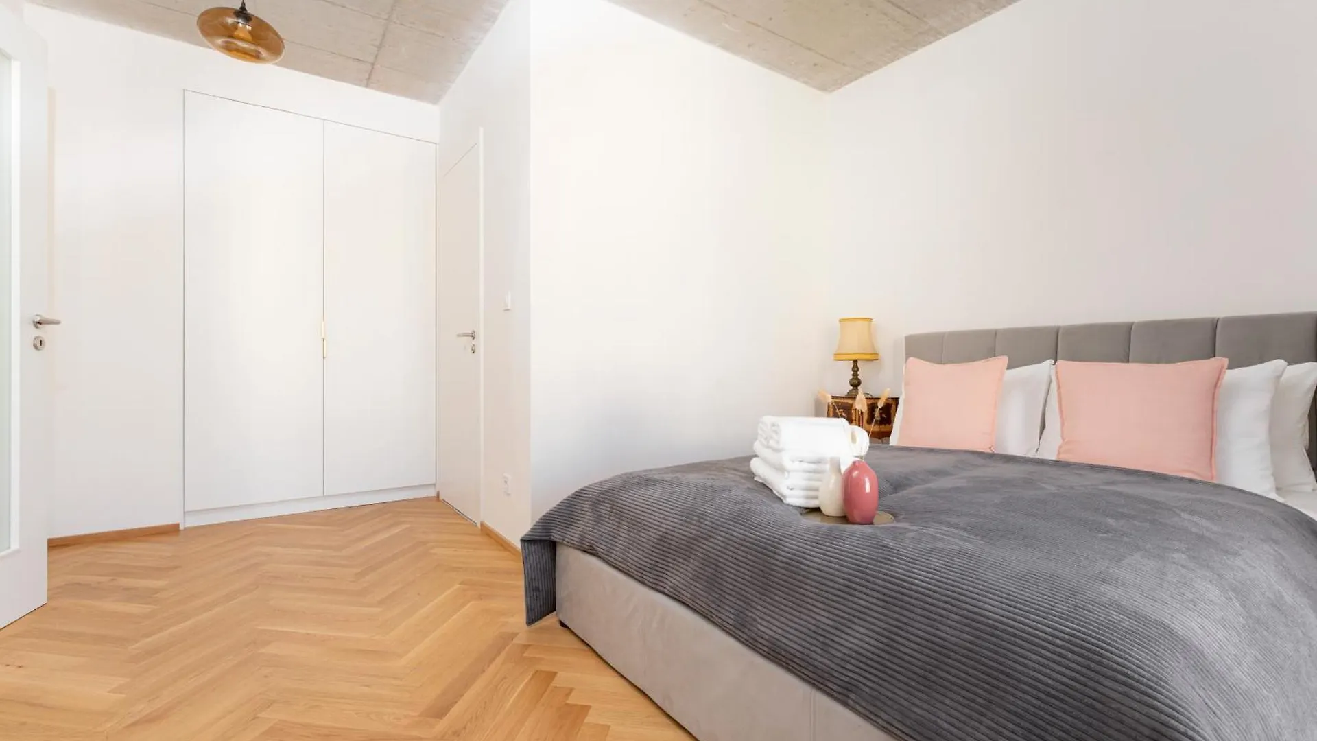 Visit Oomph Apartments Prag Çek Cumhuriyeti