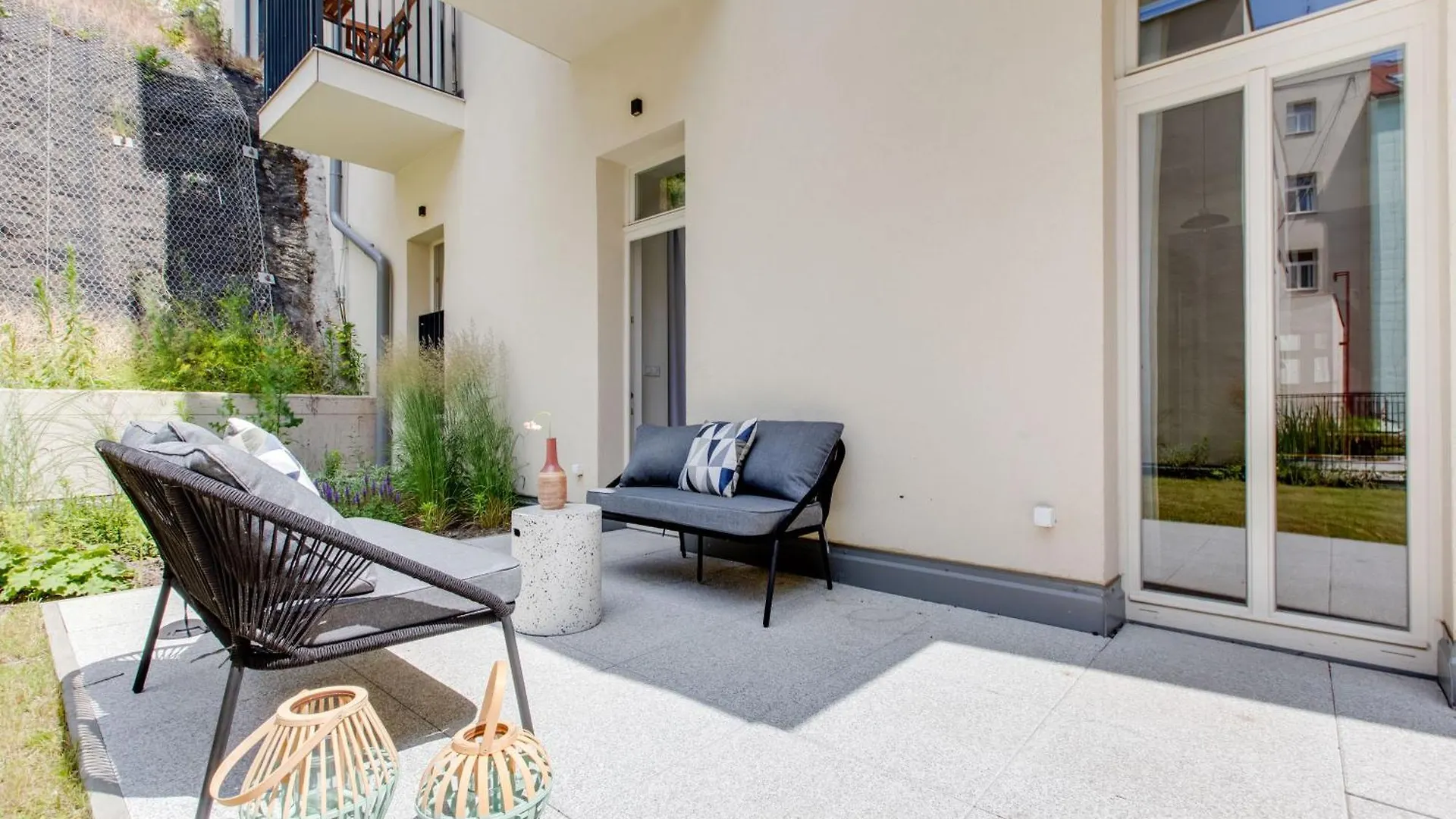 Visit Oomph Apartments Praha 0*,