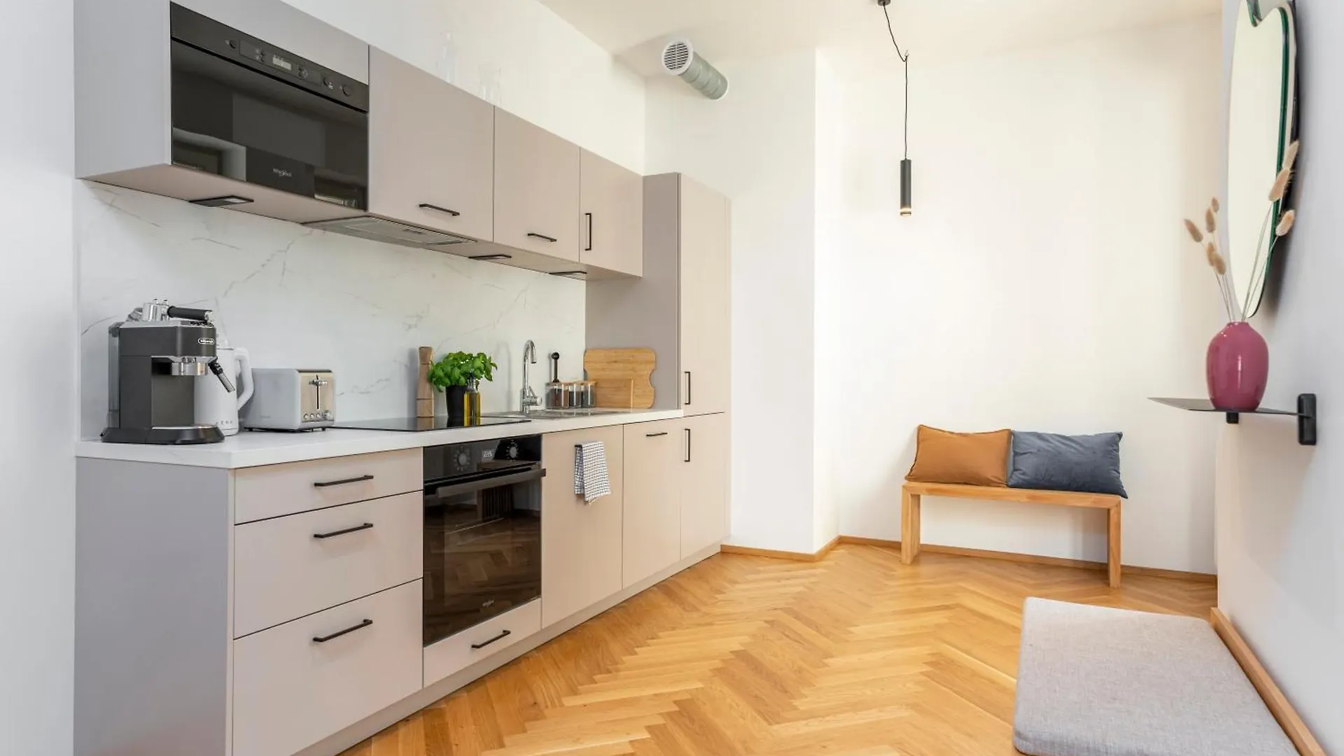 Visit Oomph Apartments Praga
