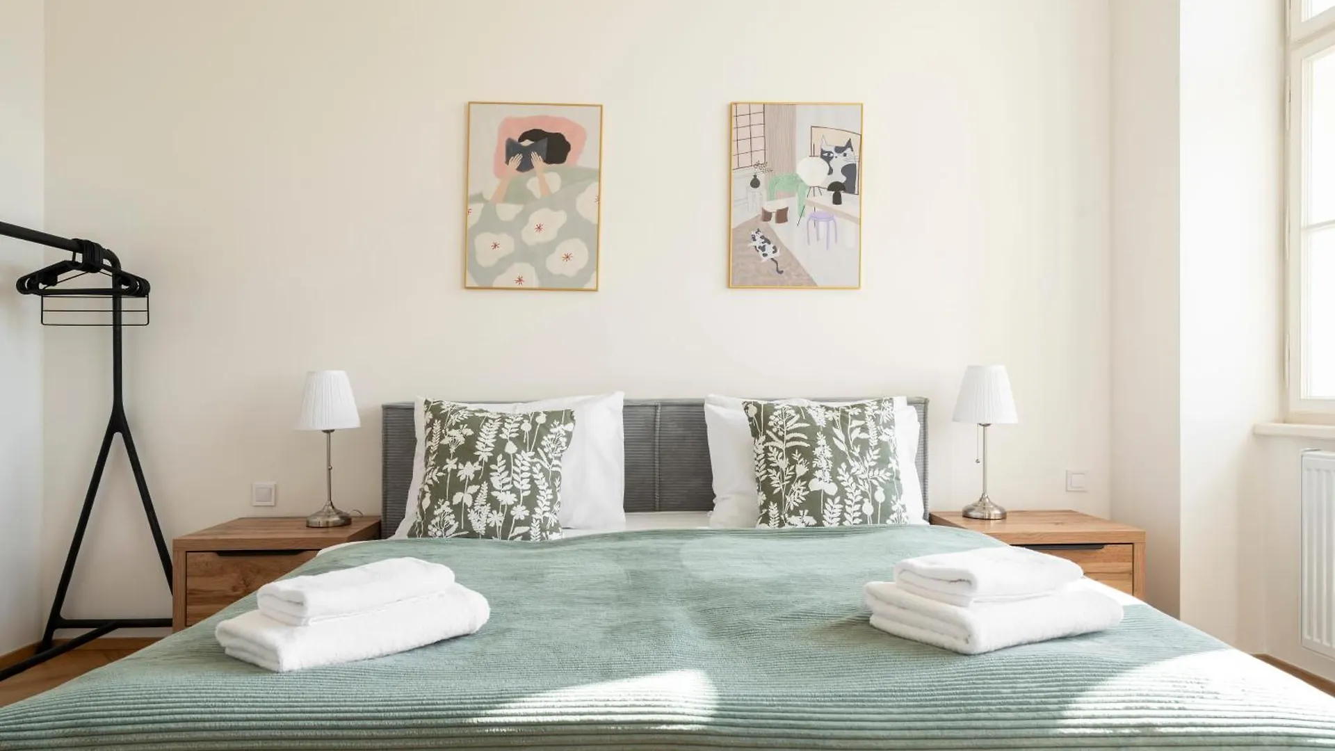 Visit Oomph Apartments Praga
