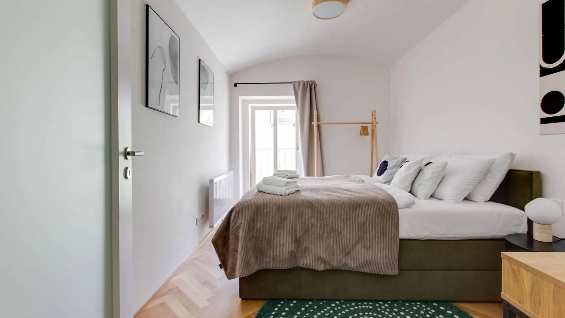 Visit Oomph Apartments Praga