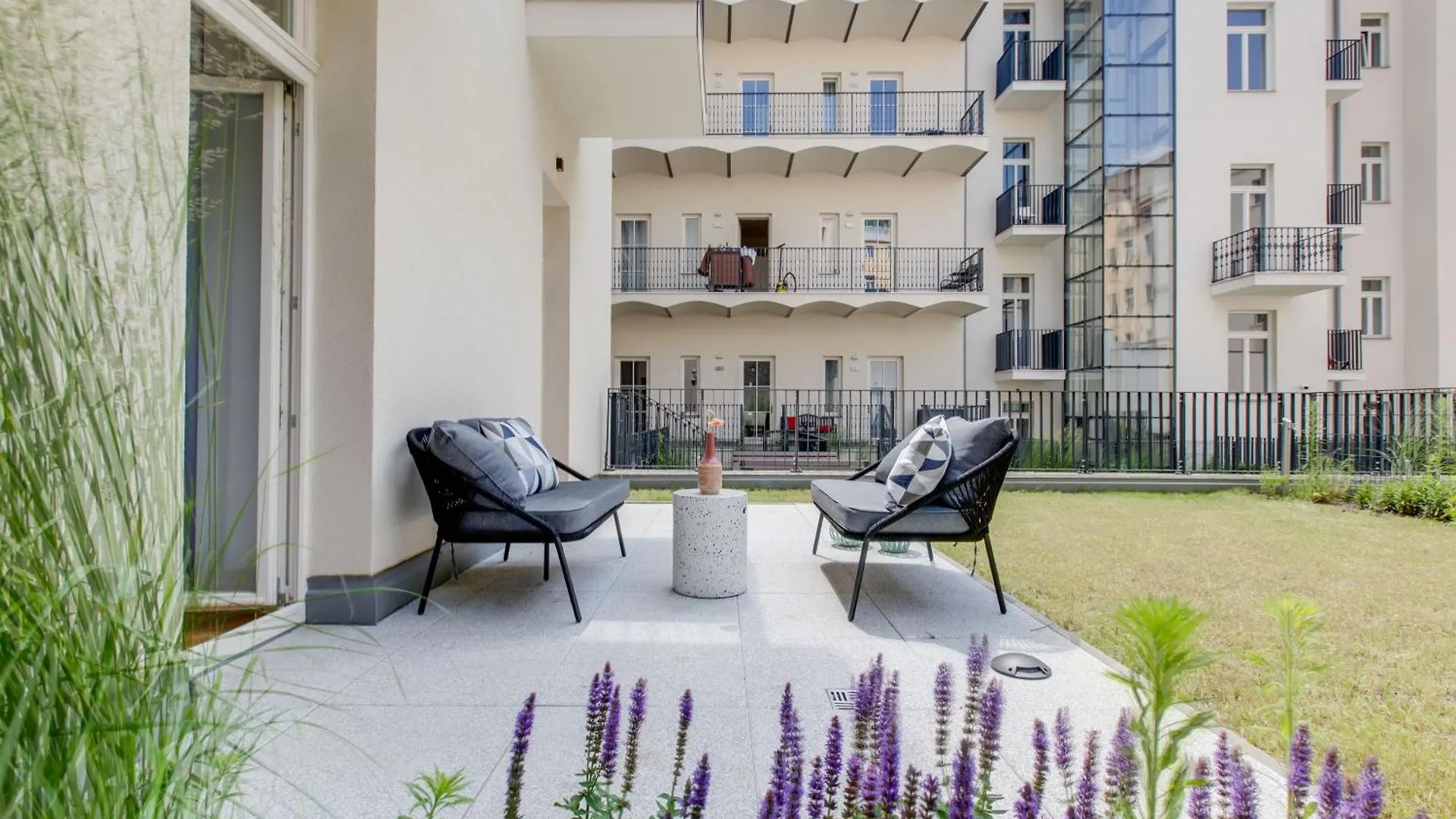 Visit Oomph Apartments Praga